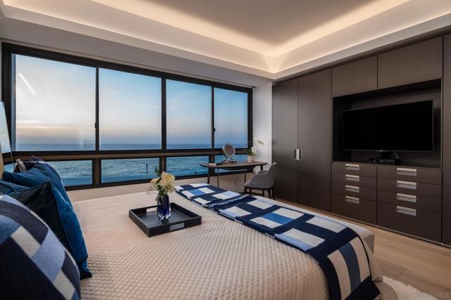939 Coast Blvd, La Jolla CA: https://media.crmls.org/mediaz/fb2f1813-fe1b-4f5c-afb2-a6d2f0013bd0.jpg