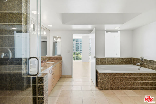 13700 Marina Pointe Drive, 630 photo 16