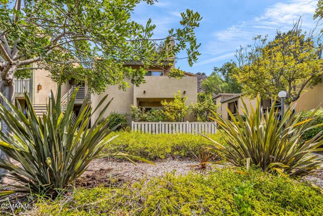 224 Oakleaf Drive, Thousand Oaks CA: https://media.crmls.org/mediaz/fb315610-cfca-4577-b4df-4e6e3b90cb61.jpg