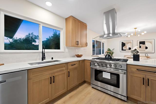 9401 Broadmoor Pl, La Mesa CA: https://media.crmls.org/mediaz/fb318a90-3fc6-498b-b9c5-95ba523c9779.jpg