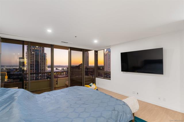 700 Front St, San Diego CA: https://media.crmls.org/mediaz/fb3234e9-96f8-4a38-8a51-aa625c3a7646.jpg