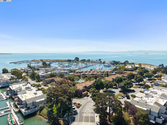 1230 Ballena Blvd, Alameda CA: https://media.crmls.org/mediaz/fb3298ea-24cc-4ea8-92f1-94926224dc83.jpg