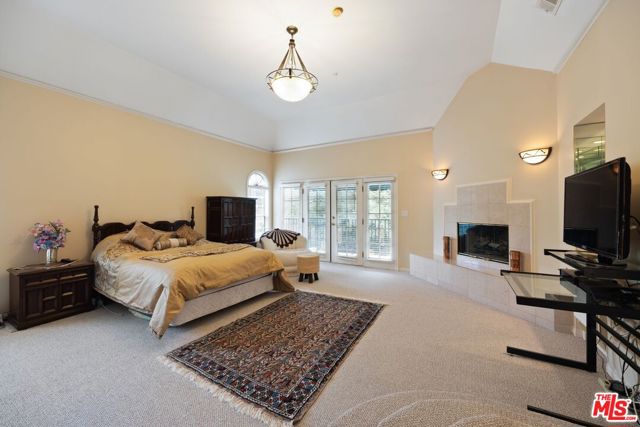 2431 Benedict Canyon Drive, Beverly Hills CA: https://media.crmls.org/mediaz/fb3321c2-e4df-43bb-ae0a-39030bea827c.jpg