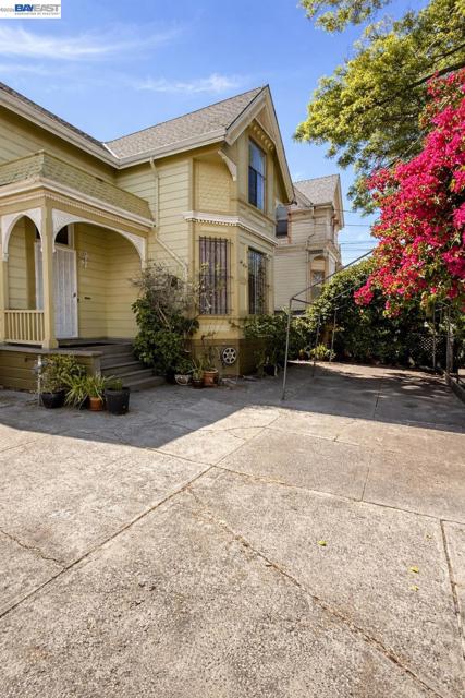 663 25TH Street, Oakland CA: https://media.crmls.org/mediaz/fb34f1b2-c884-4669-8da9-83e4838ce6fc.jpg