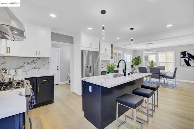 812 Foothill Blvd, Oakland CA: https://media.crmls.org/mediaz/fb361a67-3299-4a24-89c0-064747a7525b.jpg