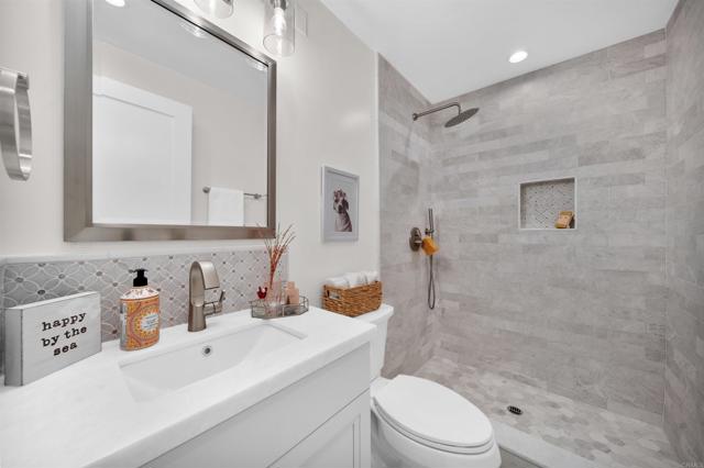 Image 17 of 59 For 812 Cleveland Street 1