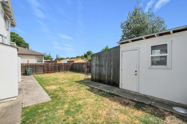 378 Park St, San Leandro CA: https://media.crmls.org/mediaz/fb3837d6-fe6d-487f-8c82-4a2393f917c6.jpg