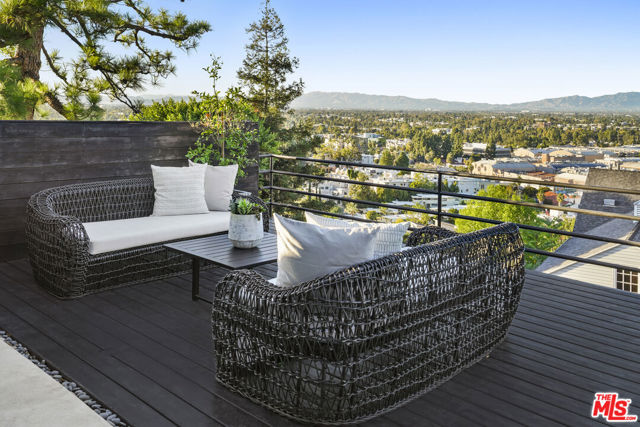 3838 Buena Park Drive, Studio City CA: https://media.crmls.org/mediaz/fb38eda8-b2e4-4c6f-bd81-6ee83f21ac47.jpg