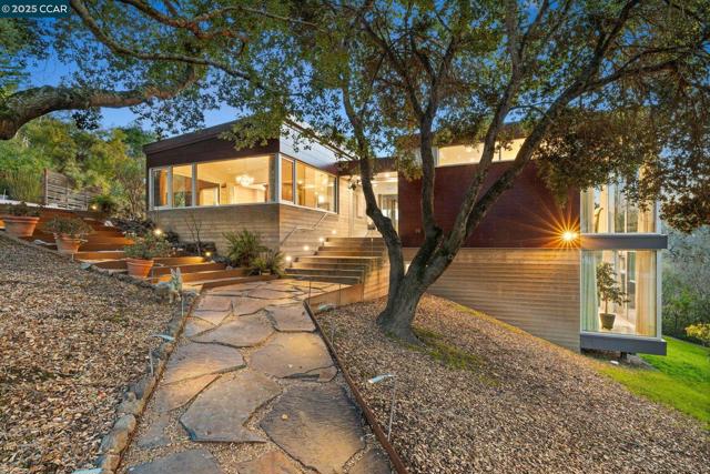 2 Crane Ct, Orinda CA: https://media.crmls.org/mediaz/fb390995-381b-41ea-9dd6-fc4ae6e8ce0c.jpg