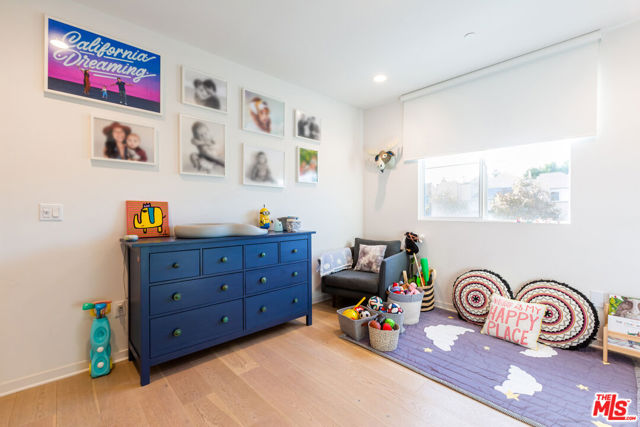 4240 Laurel Canyon Boulevard, Studio City CA: https://media.crmls.org/mediaz/fb391ef5-2ac6-4dce-aecd-1d7d8b607ab0.jpg