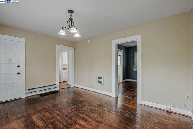 1560 Lincoln Ave #B, Alameda CA: https://media.crmls.org/mediaz/fb397543-253a-476f-b7e0-f3c30525d90d.jpg
