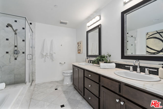 4424 Whitsett Avenue, Studio City CA: https://media.crmls.org/mediaz/fb39b311-1f2f-4125-8885-532023b437f4.jpg