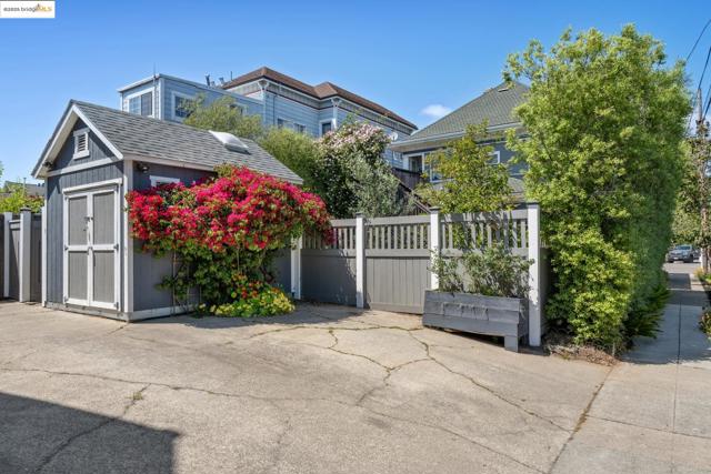 1042 Santa Clara Ave, Alameda CA: https://media.crmls.org/mediaz/fb3a58da-4456-4ec3-a120-7d92b4cf0dfa.jpg