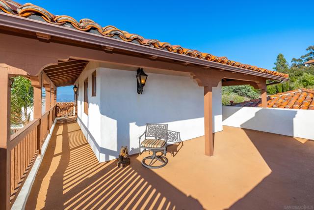 859 Cocos Dr, San Marcos CA: https://media.crmls.org/mediaz/fb3a8532-e6ff-4cf1-886b-22833a165900.jpg