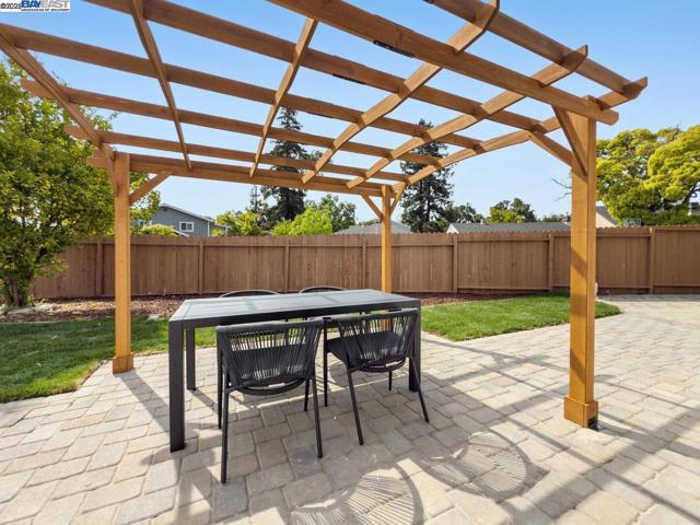 450 Lancaster Way, Redwood City CA: https://media.crmls.org/mediaz/fb3af35a-a586-41de-a90e-17a8840e37b3.jpg