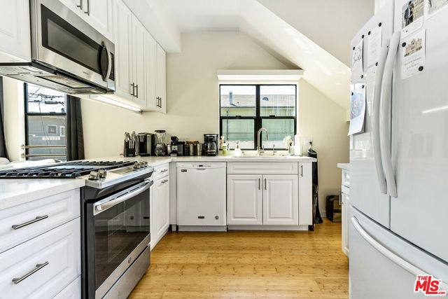 28 Ozone Avenue, Venice CA: https://media.crmls.org/mediaz/fb3afc90-0472-4327-a90d-8faeca139275.jpg