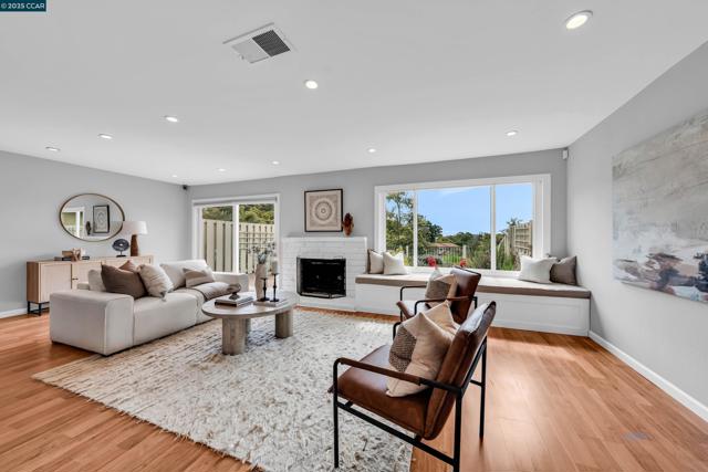31 Turtle Creek Street, Oakland CA: https://media.crmls.org/mediaz/fb3b6cfd-0a88-4d92-87a0-4d508f7562d8.jpg
