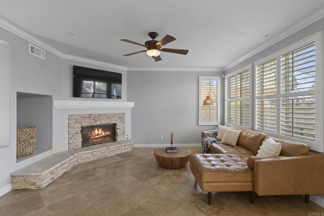 Detail Gallery Image 6 of 26 For 1979 Oxford Ct, Vista,  CA 92081 - 4 Beds | 2/1 Baths