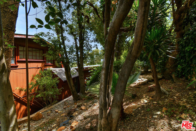 3682 Berry Drive, Studio City CA: https://media.crmls.org/mediaz/fb3d34c5-5caf-4ca5-8645-71c474adfd14.jpg