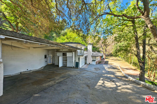 13511 Mulholland Drive,  CA: https://media.crmls.org/mediaz/fb3d8d15-8efd-4cf0-84cb-9f8066f0c6b1.jpg