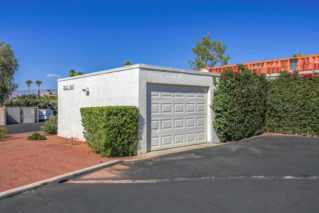 45780 Ocotillo Drive, Palm Desert CA: https://media.crmls.org/mediaz/fb3da7ae-dba1-4b49-b382-68b54f5a61c8.jpg