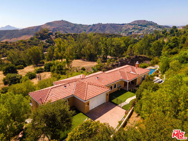 24410 Mulholland Highway, Calabasas CA: https://media.crmls.org/mediaz/fb3f2383-bb1c-4673-864c-9c8363725dc1.jpg