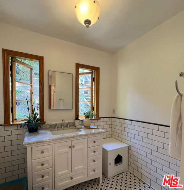 3105 Ledgewood Drive, Los Angeles CA: https://media.crmls.org/mediaz/fb3fa85e-a567-4209-a9b3-33101e9e31e0.jpg