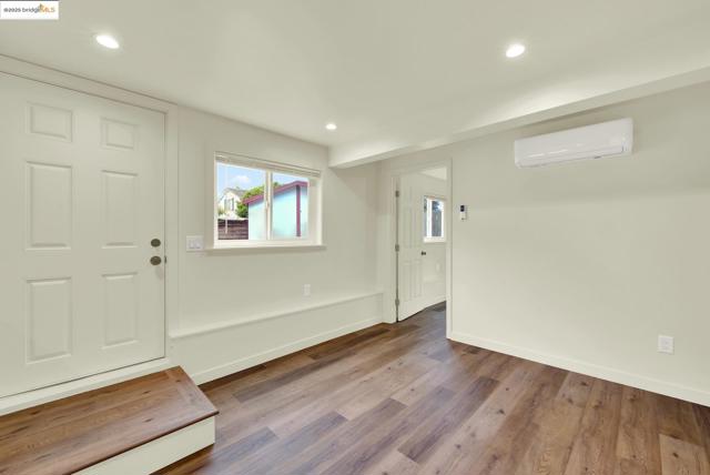 971 34Th St, Richmond CA: https://media.crmls.org/mediaz/fb3fc655-adb6-42fb-84b5-68f72341e045.jpg