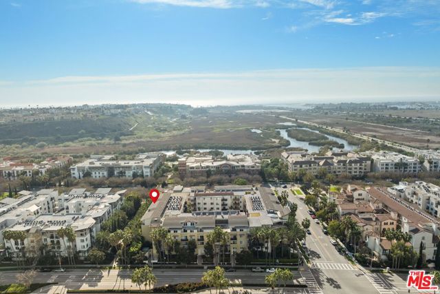 13200 Pacific Promenade, Playa Vista CA: https://media.crmls.org/mediaz/fb3ff6b1-18f4-417a-a0d9-171745324e31.jpg