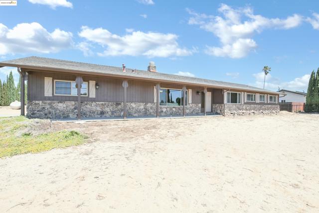 918 Carpenter Rd, Oakley CA: https://media.crmls.org/mediaz/fb410031-f18f-4047-871d-9286bbdf6f49.jpg