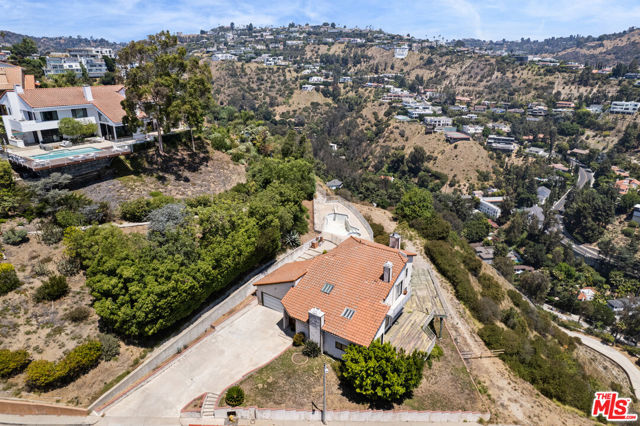 1842 N Crescent Heights Boulevard, Los Angeles CA: https://media.crmls.org/mediaz/fb415715-893e-4063-bea9-29e8703af879.jpg
