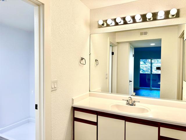 Image 11 of 22 For 700 Canyon Oaks Dr  B