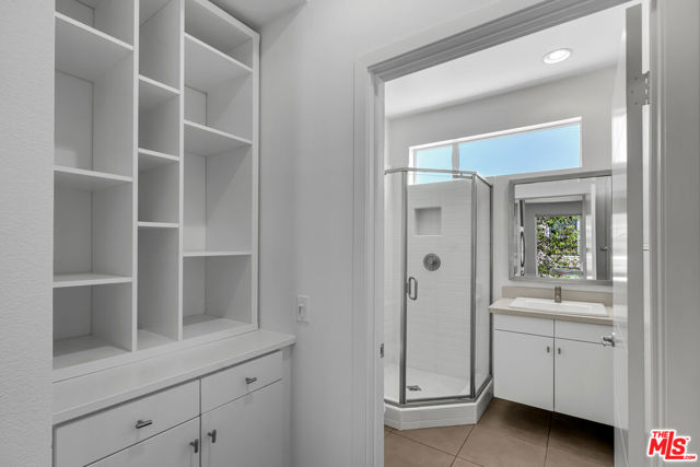 5633 Observation Lane, Los Angeles CA: https://media.crmls.org/mediaz/fb439e0f-d724-43bc-bd07-da72151d2e7a.jpg