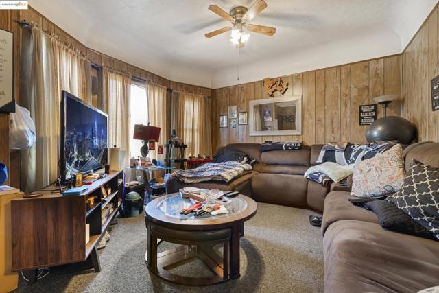 553 34Th St, Oakland CA: https://media.crmls.org/mediaz/fb43f0bb-f502-47f1-b2b5-cdd05becb0bb.jpg