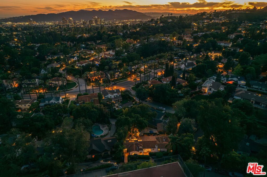 https://media.crmls.org/mediaz/fb440c87-b1d5-42bf-8522-4803ada60b1d.jpg?preset=X-Large