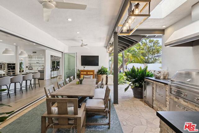18141 Green Meadow Drive, Encino CA: https://media.crmls.org/mediaz/fb450112-604e-46eb-880a-09bae4e18ac4.jpg