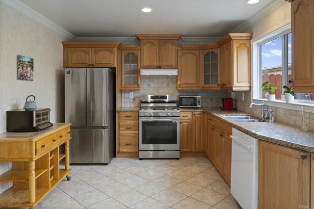 6521 Wystone Avenue, 3 photo 2