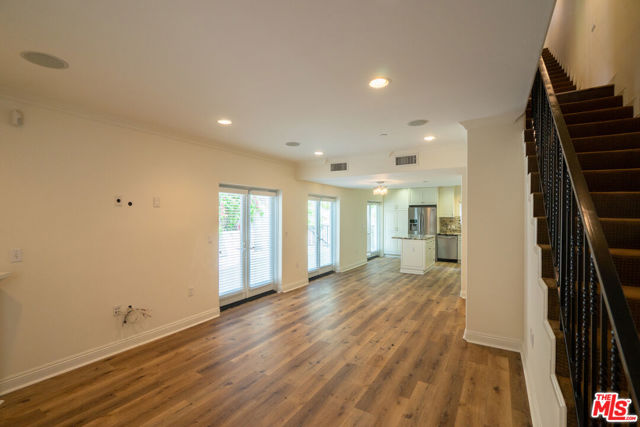 1529 S BEVERLY Drive, Los Angeles CA: https://media.crmls.org/mediaz/fb46ea0a-2414-4e08-bebe-9c418cc4475e.jpg