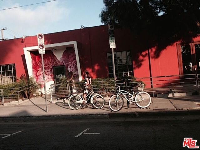 119 Paloma Avenue, Venice CA: https://media.crmls.org/mediaz/fb4704cb-a2a3-4437-a6e8-1f432854088d.jpg