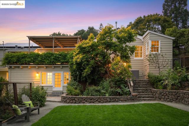 6452 Ascot Dr, Oakland CA: https://media.crmls.org/mediaz/fb478e28-dbcb-4e97-9c5e-734080179a60.jpg