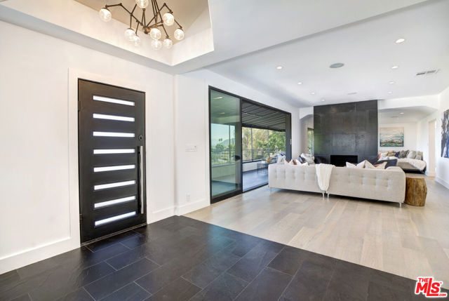 3712 Berry Drive, Studio City CA: https://media.crmls.org/mediaz/fb4795c0-8df1-446f-8604-e61aa350c72d.jpg