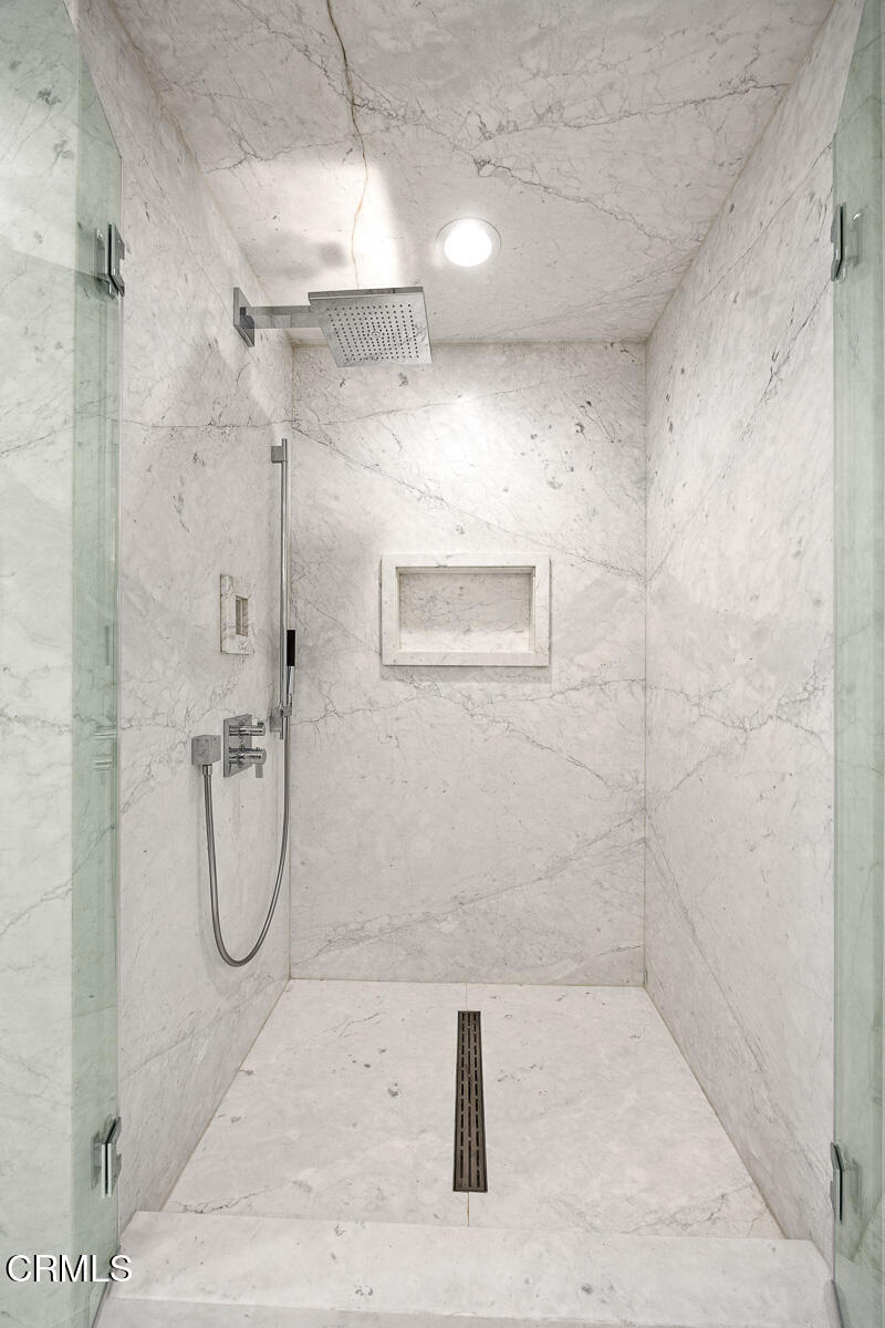https://media.crmls.org/mediaz/fb49b3d7-8019-4578-ad20-c817336da956.jpg?preset=X-Large