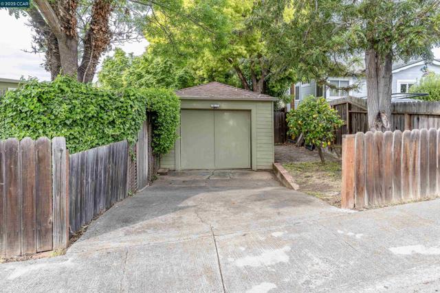 6 View St, Vallejo CA: https://media.crmls.org/mediaz/fb4a7d46-1148-4512-84ca-a6f52094651b.jpg