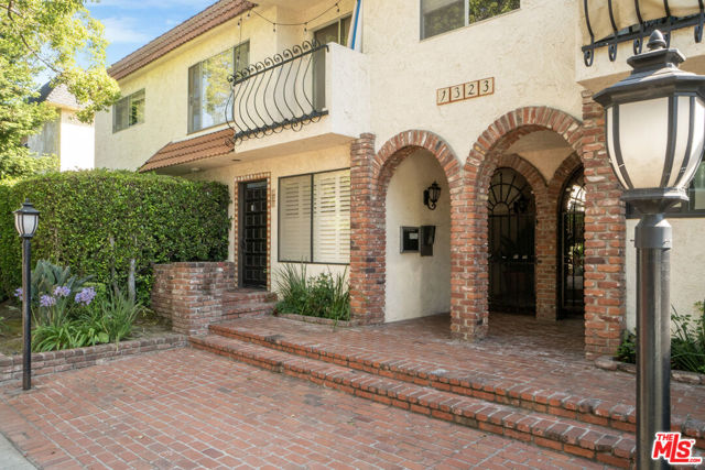 1323 S Carmelina Avenue, Los Angeles CA: https://media.crmls.org/mediaz/fb4b0659-ef91-4f6a-ae36-cd28bdbd8ed0.jpg