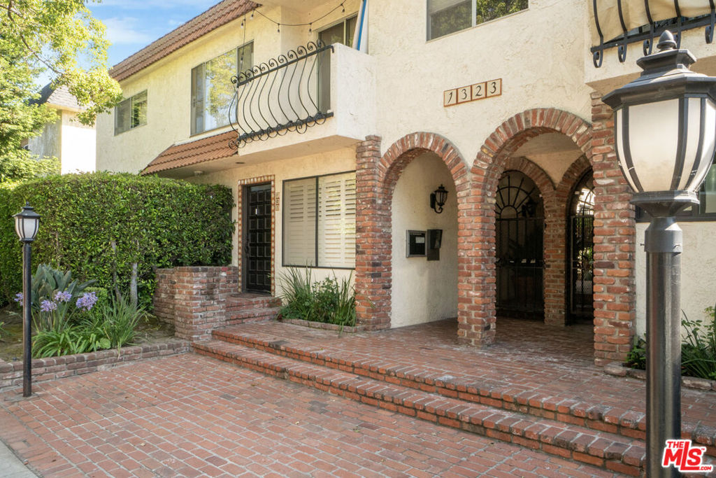 1323 S Carmelina Avenue #206