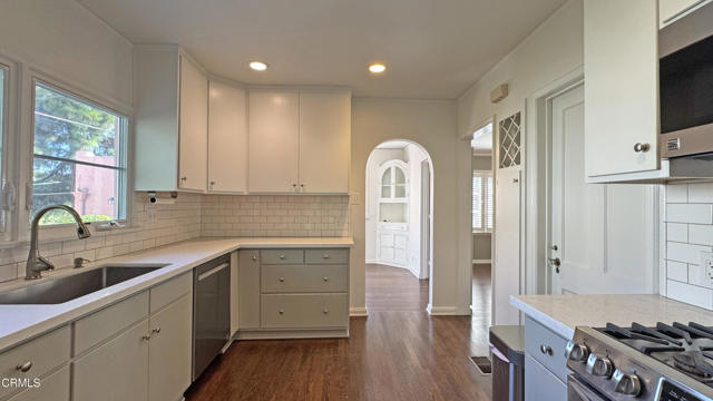 Detail Gallery Image 11 of 22 For 400 S Meridith Ave, Pasadena,  CA 91106 - 4 Beds | 2 Baths