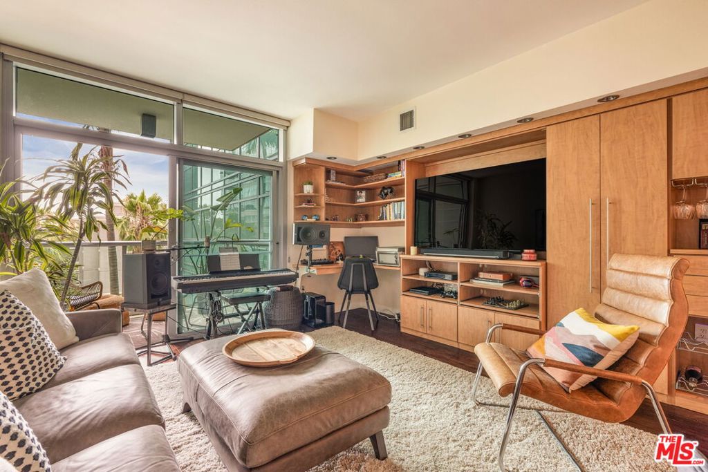 13700 Marina Pointe Drive #415