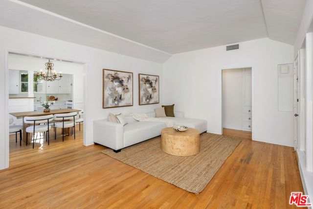 4311 Greenbush Avenue, Sherman Oaks CA: https://media.crmls.org/mediaz/fb4d35aa-9939-4a91-944e-d7ec5f6cadff.jpg