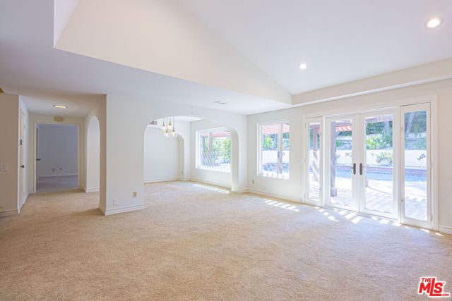 3926 Corte Cancion, Thousand Oaks CA: https://media.crmls.org/mediaz/fb4d4994-2705-4635-b966-b96a7083d4c8.jpg