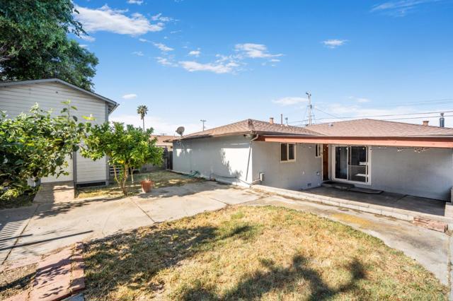 921 Suiter Street, Hollister CA: https://media.crmls.org/mediaz/fb4e13a8-b1f9-43f3-9b9c-e806cdf54b9f.jpg